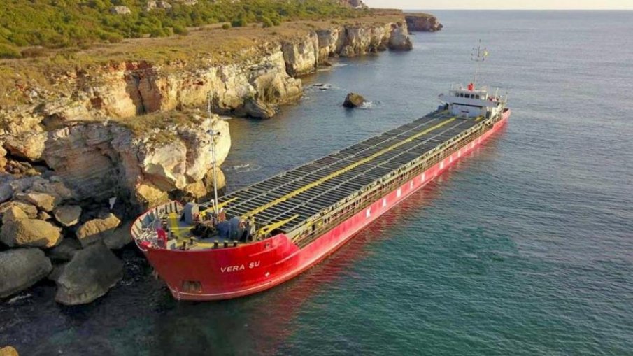 НАЙ-НАКРАЯ: Транспортният министър нареди незабавно разтоварване и изтегляне на заседналия товарен кораб