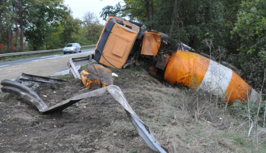 Бетоновоз се обърнал на пътя София – Самоков, шофьорът е откаран в болница
