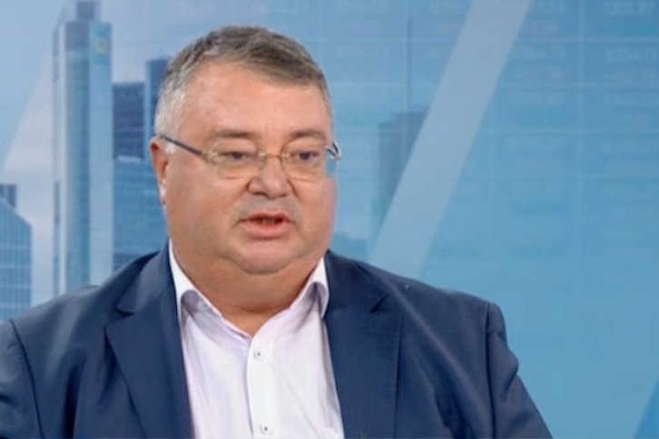 Управителят на НОИ с добра новина - няма да вдигат осигурителните вноски... засега