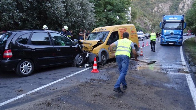 Катастрофа с ранени блокира трафика край Симитли