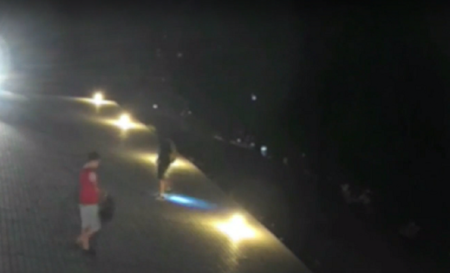 Непълнолетни вандали изпочупиха лампите на Пантеона в Русе