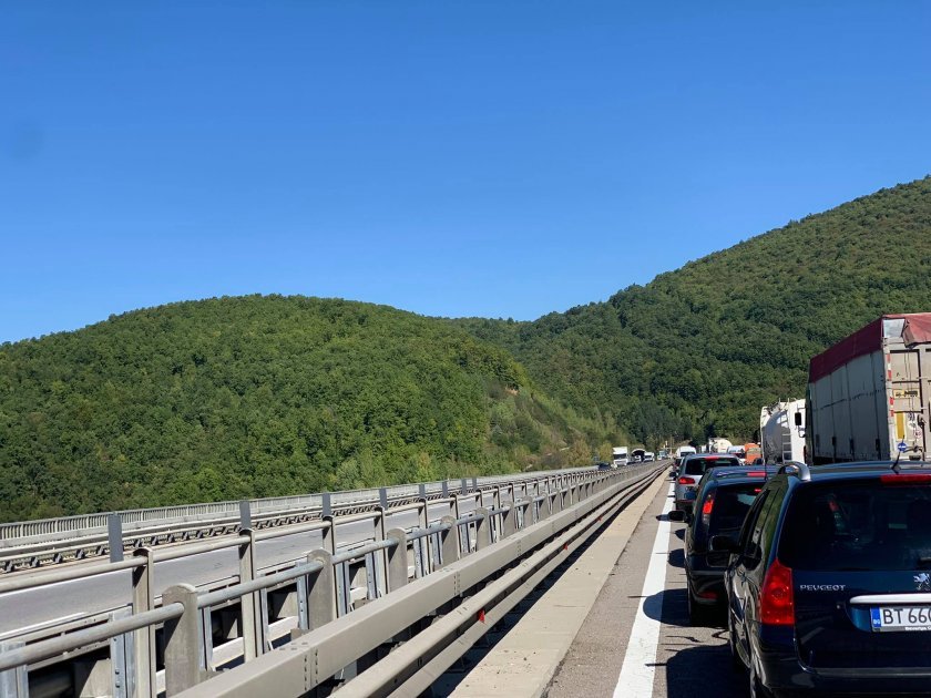 Задръстване при тунел Ечемишка на Хемус