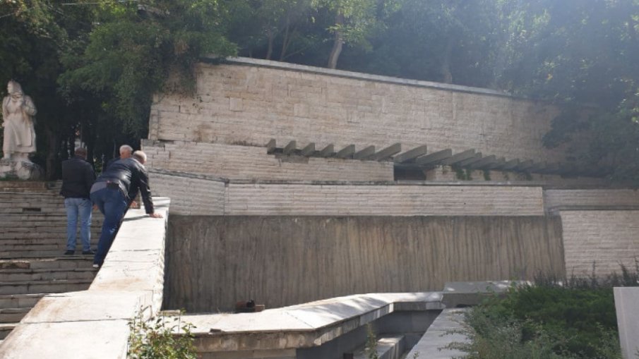 Ремонтират неработещите фонтани и стълбището под Часовниковата кула в Дупница