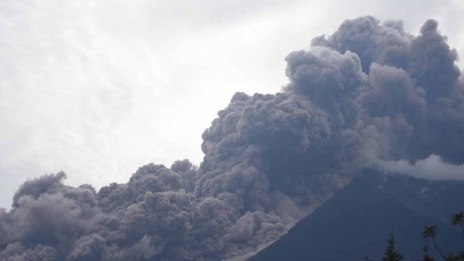Вулкан изригна в Гватемала, дъжд от пепел се изсипа върху 4 села (ВИДЕО)