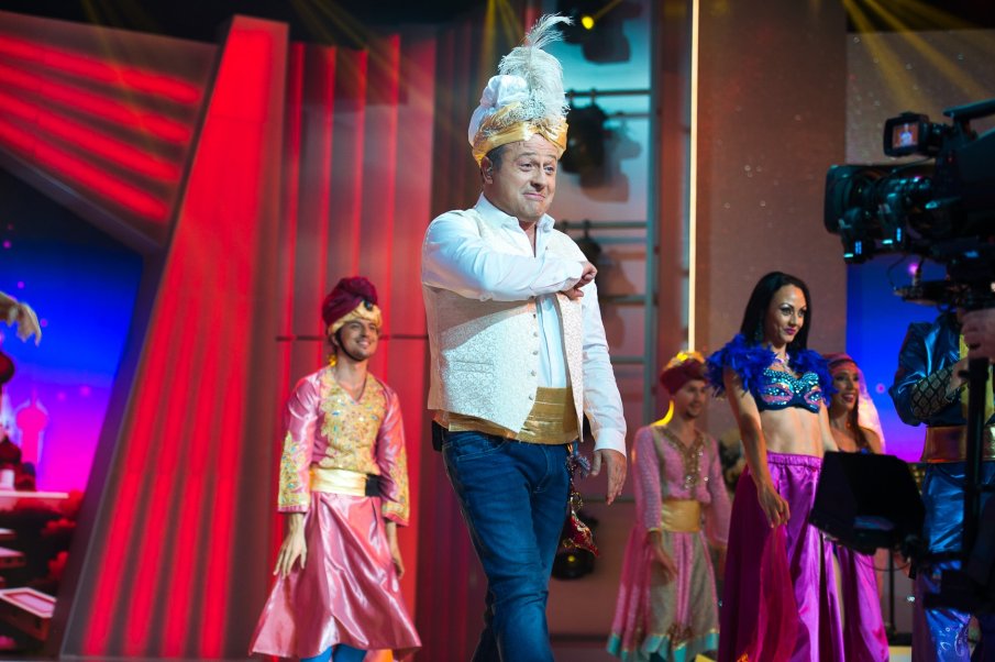 Рачков дели една сцена със снахата на Божков