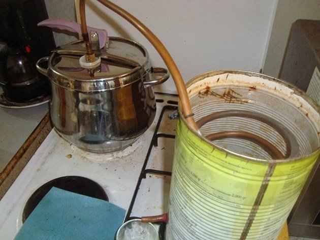 Спипаха затворник да вари ракия в килията