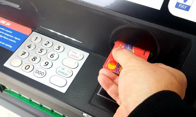 Тийнейджър източи 13 бона от дебитната карта на прадядо си