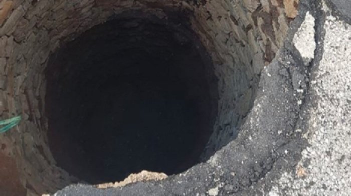 Пожарникари спасиха крава, пропаднала в кладенец