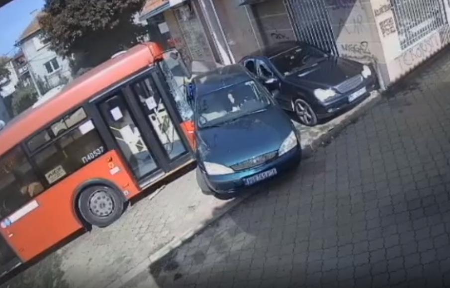 Автобус се вряза в детска площадка в Белград, ранени са деца (ВИДЕО)
