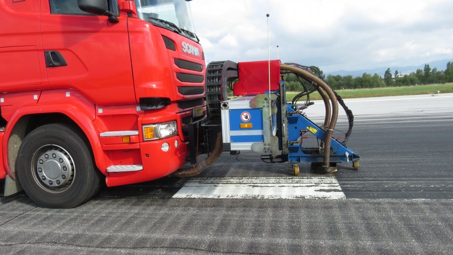 Чистят пистите на летище София с еко машина