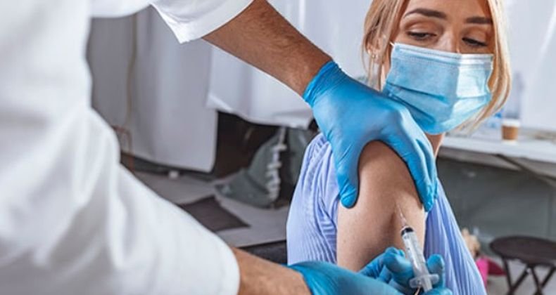 Франция започна ваксинация срещу грип успоредно с тази за COVID-19