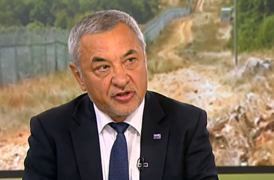 ИЗВЪНРЕДНО! Валери Симеонов катастрофира в София (СНИМКИ)