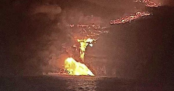 НОВА ОПАСНОСТ! Лава от вулкана на Ла Палма достигна океана (ВИДЕО)