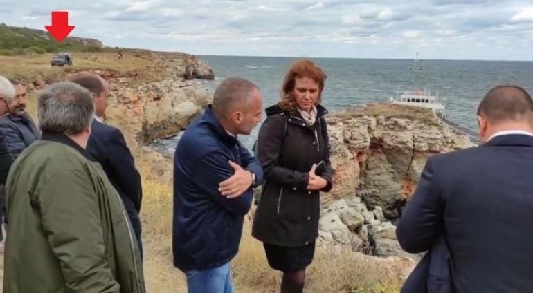 СКАНДАЛНО: Служебен министър гази с джип защитена местност напук на закона