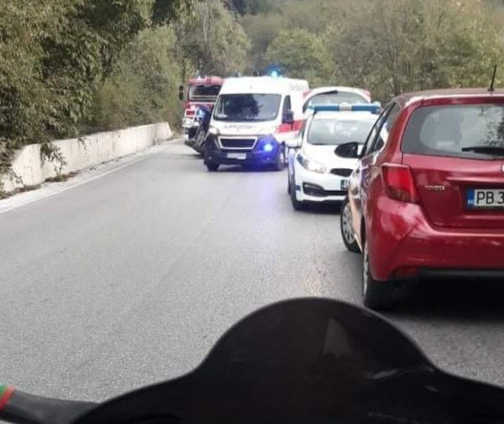 ОТ ПОСЛЕДНИТЕ МИНУТИ: Кола се обърна край Смолян, ранена е жена