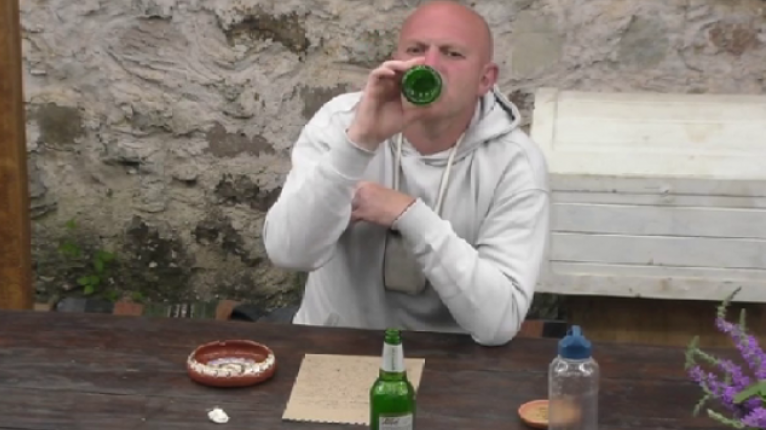 ЗАПОЙ: Строителят Георги изпи бирата във Фермата