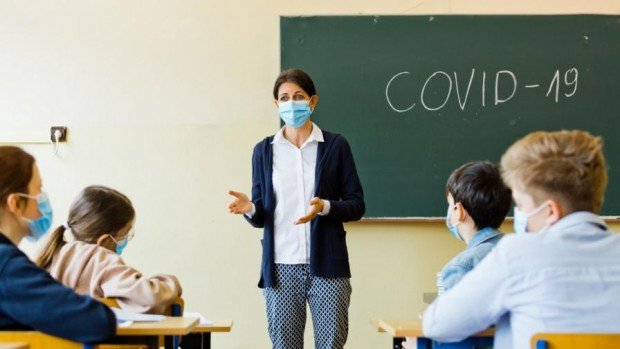 МОН иска учителите да са с маски в час и на дистанция от учениците
