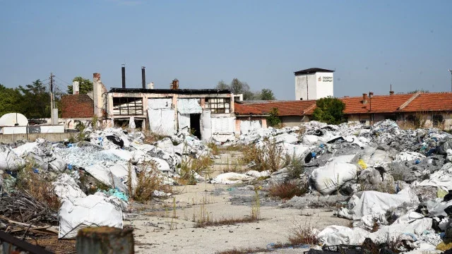 ЕКО БОМБА: 500 тона боклуци гният на открито край Пловдив под носа на институциите