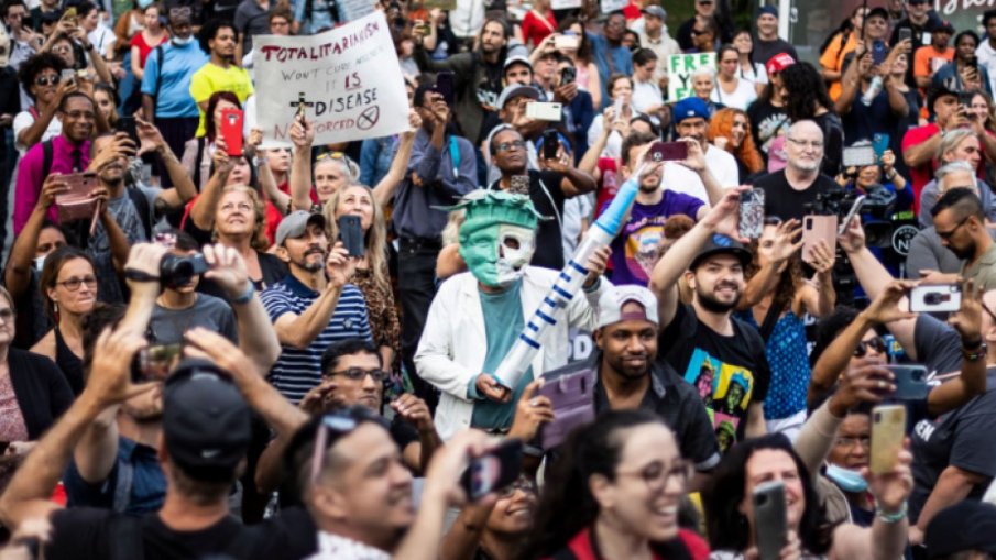 В Ню Йорк съкращават 72 000 здравни служители заради отказ от ваксинация