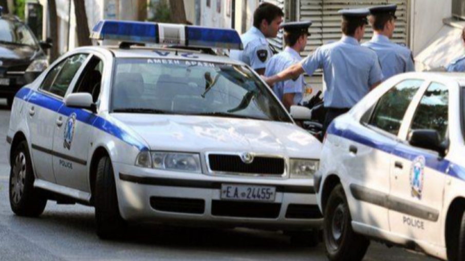 Крадци нахлуха с булдозер в бижутериен магазин в Атина