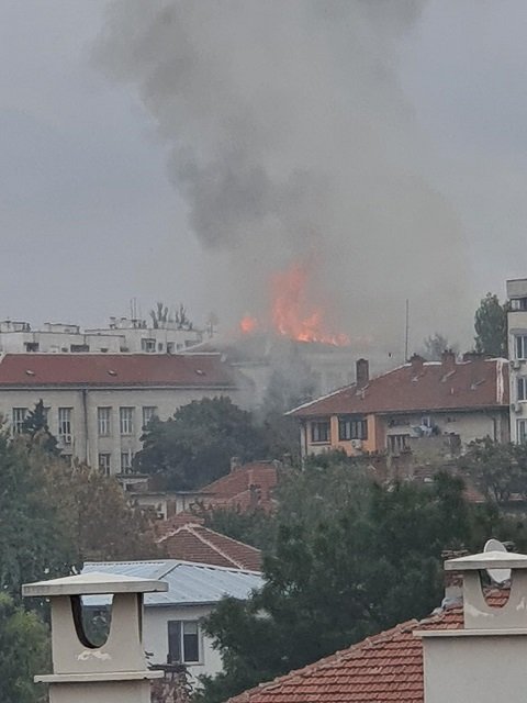 Засегнат от пожара е само покривът на Ректората на МУ-Плевен
