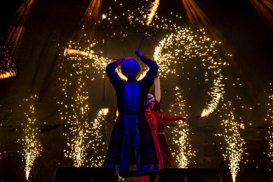 Над 500 души от пет държави аплодираха Последната сватба на царя (СНИМКИ)