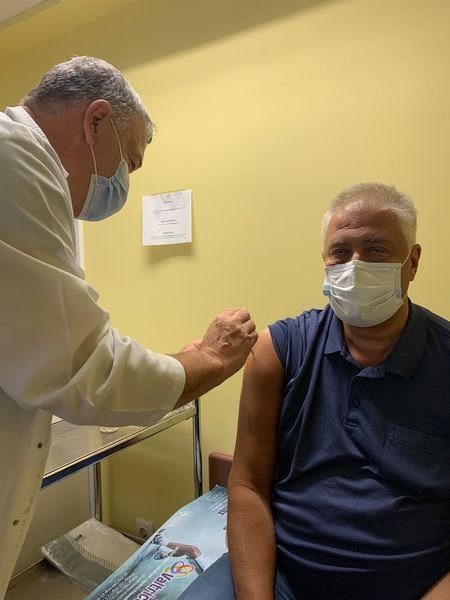 ПРИМЕР: Проф. Балтов си постави трета доза ваксина срещу коронавирус
