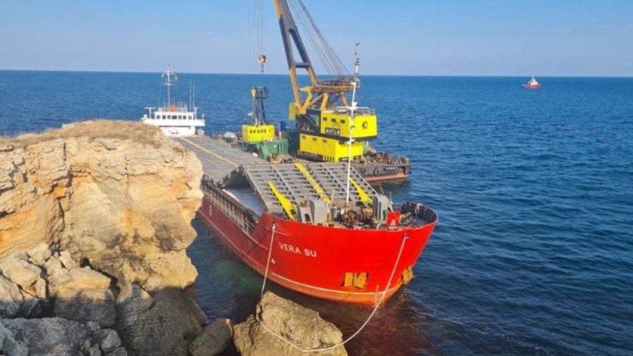 ОТ ПОСЛЕДНИТЕ МИНУТИ: Екоминистърът спира претоварването от кораба „Вера Су“