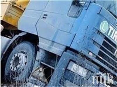 ТИР и военен джип се сблъскаха, военнослужещ е с опасност за живота