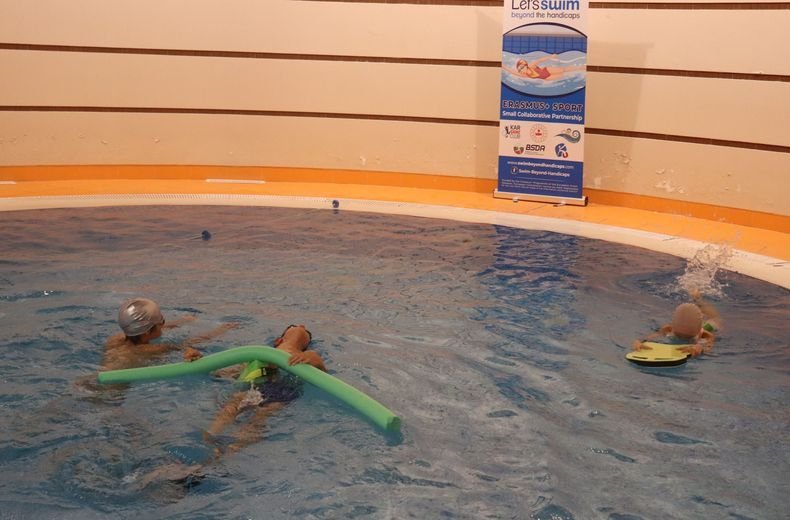 Плувни тренировки по проект за приобщаване на деца с физически увреждания към социалния живот в София (СНИМКА)