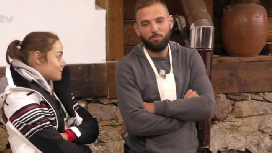 Пламнаха първите любовни искри във Фермата