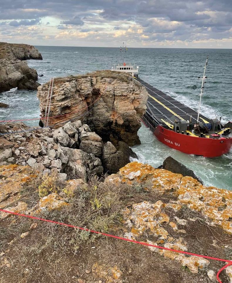 Учестени проби потвърждават задържане на обичайните стойности за крайбрежните води в района на авариралия кораб (СНИМКИ)