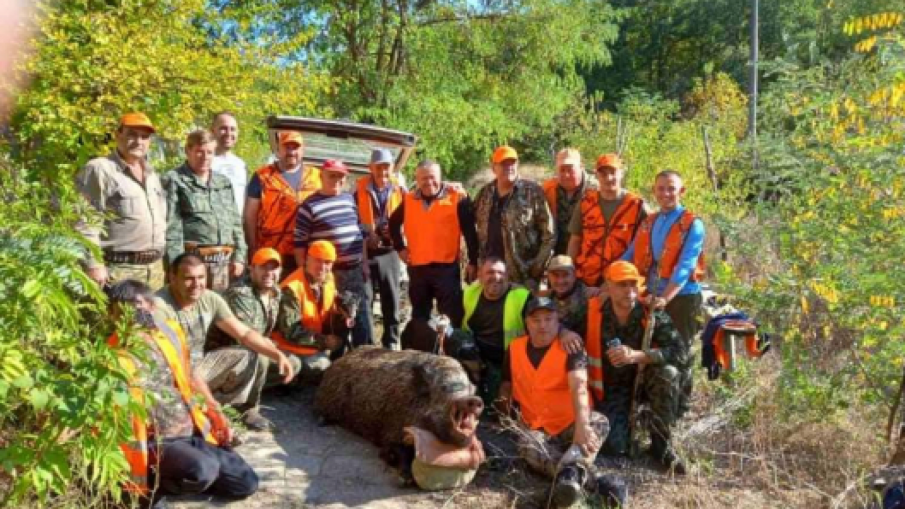 Футболна звезда повали 250-килограмов глиган