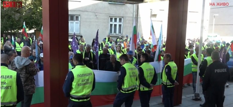 Пътните фирми отлагат протеста си, но остават в стачна готовност! Първите 650 млн. лева от държавата идват до края на юни Пътните фирми отлагат протеста си, но остават в стачна готовност! Първите 650 млн. лева от държавата идват до края на юни