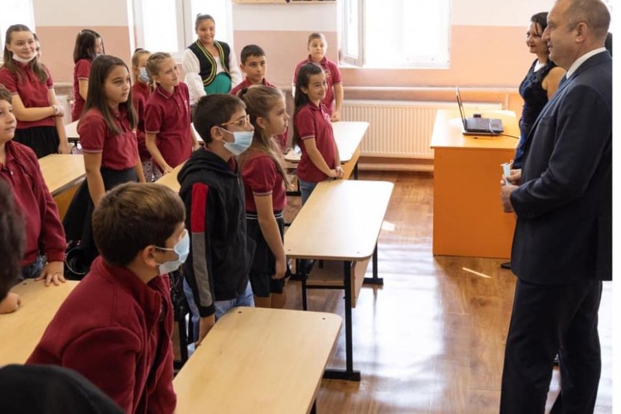 Радев се паникьоса - прави си пиар с невръстни ученици (СНИМКА)