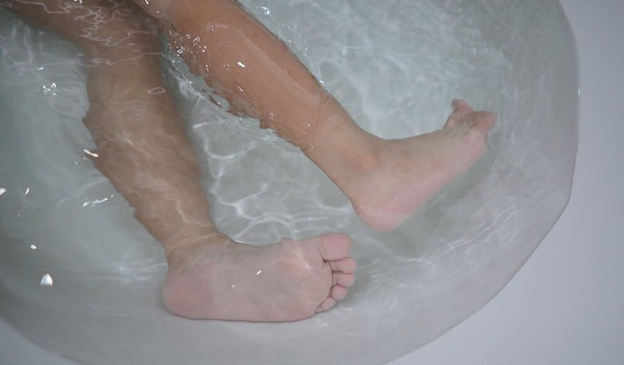 СТРАШНА ТРАГЕДИЯ: Токов удар уби деца на 5 и 7 години, докато майка им ги къпала