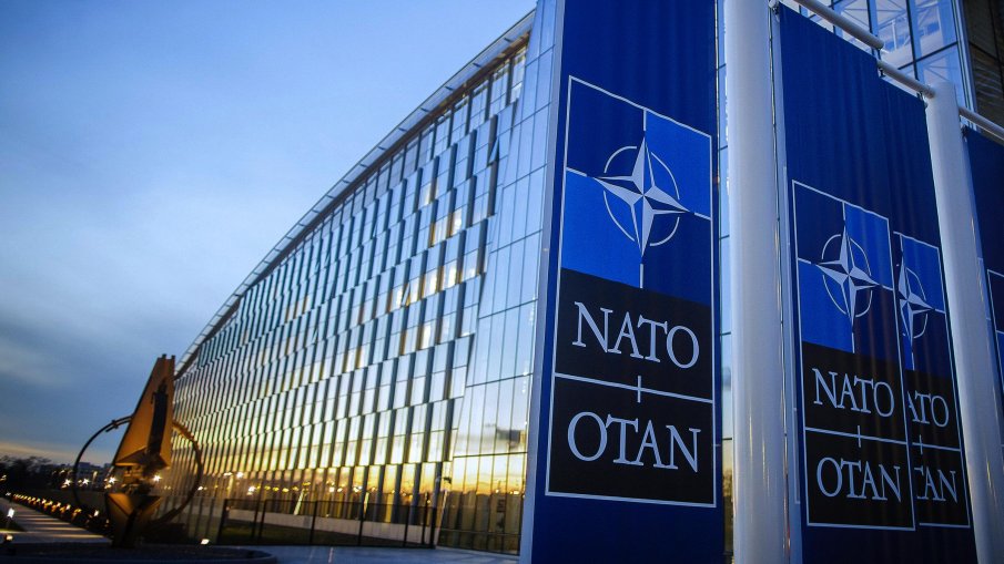 НАТО изгони осем членове на руската мисия към военния съюз,