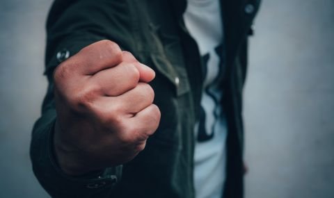 Уволниха шеф на банка заради сбиване