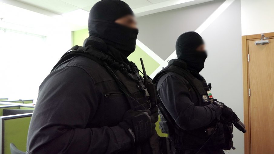 При спецакцията на ГДНП и европейски служби в София са тарашени два кол центъра (СНИМКИ)