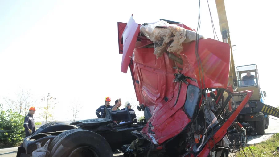 ЖЕСТОКО МЕЛЕ: Три тира се помляха на магистрала Тракия, от близък магазин помагат на ранен шофьор