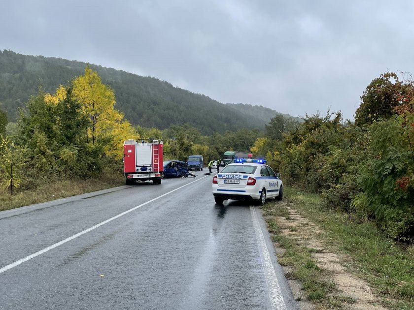 Затворено е движението по Подбалканския път заради тежка катастрофа, съобщиха