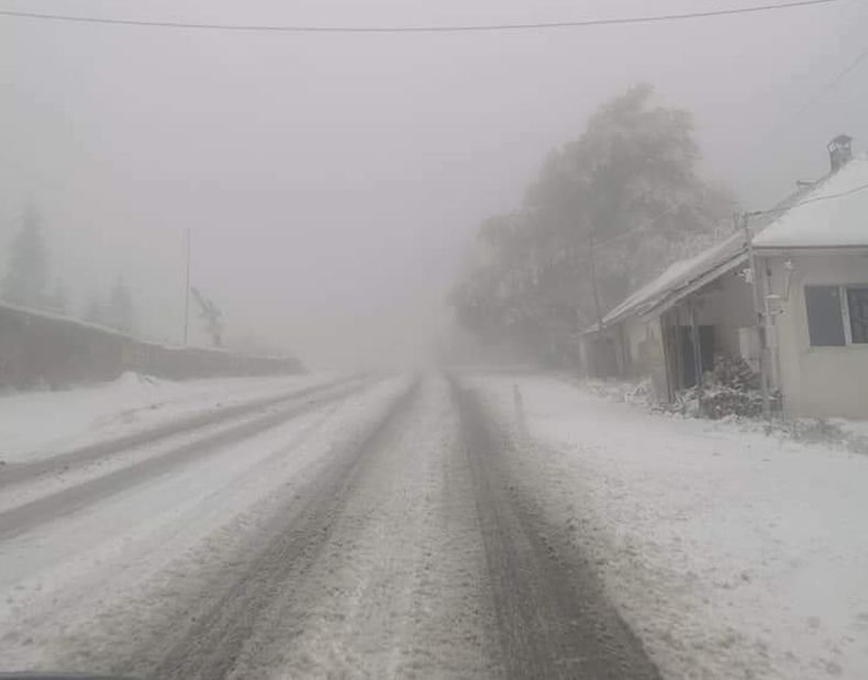 Първи сняг на Петрохан изненада шофьорите