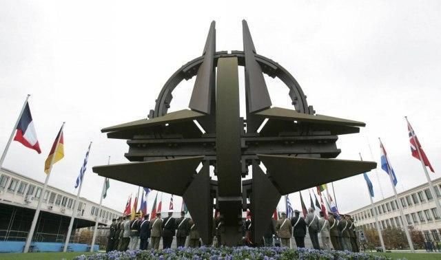 НАТО ще експулсира 8 руски дипломати заради враждебни действия и
