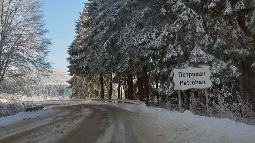 Снегът затрупа прохода Петрохан, слиза и в ниското