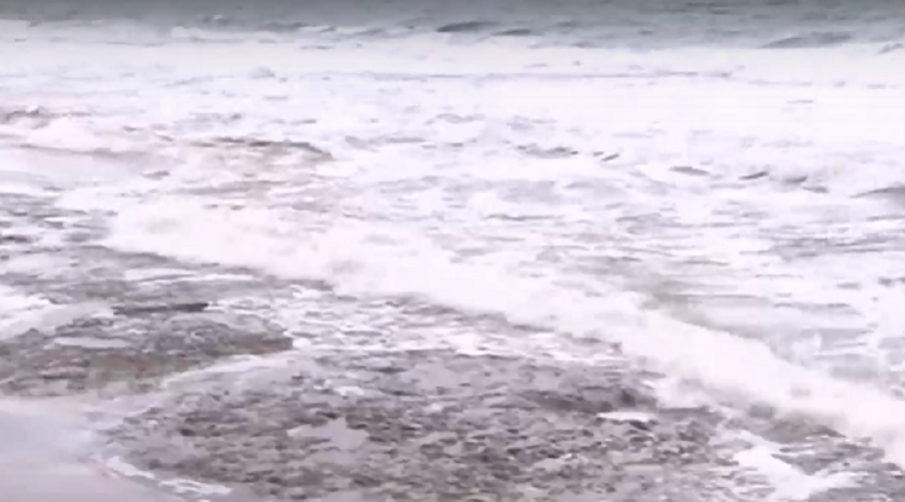 Морето унищожи плажа в Крайморие