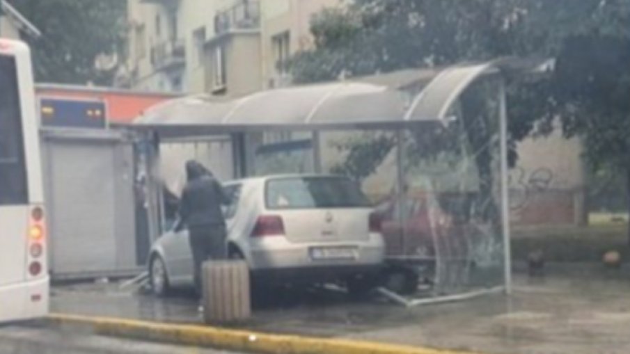 Кола се разби в автобусна спирка в Пловдив, по чудо няма ранени