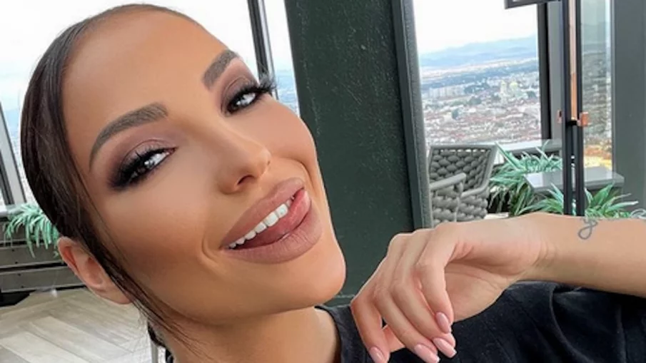 Общински съветник би шута на Мис Силикон