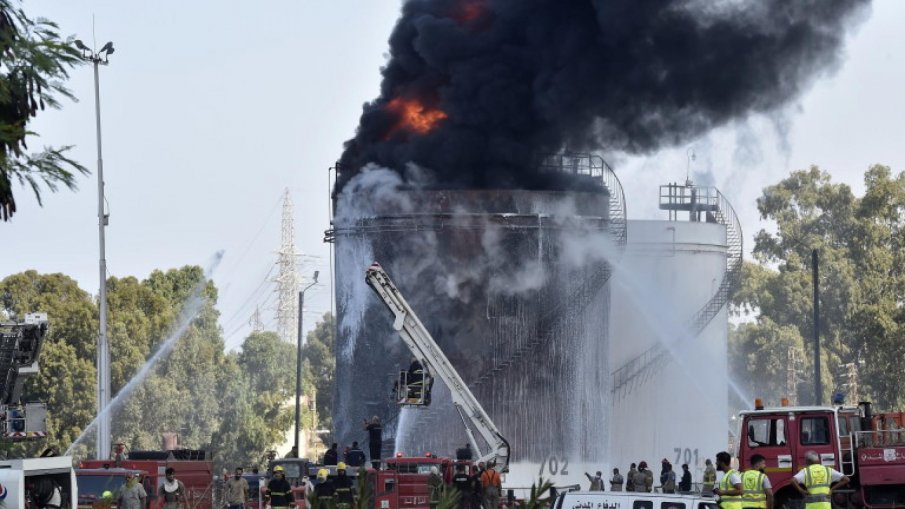 Огромен пожар избухна в нефтен завод в Ливан, съобщава Ал
