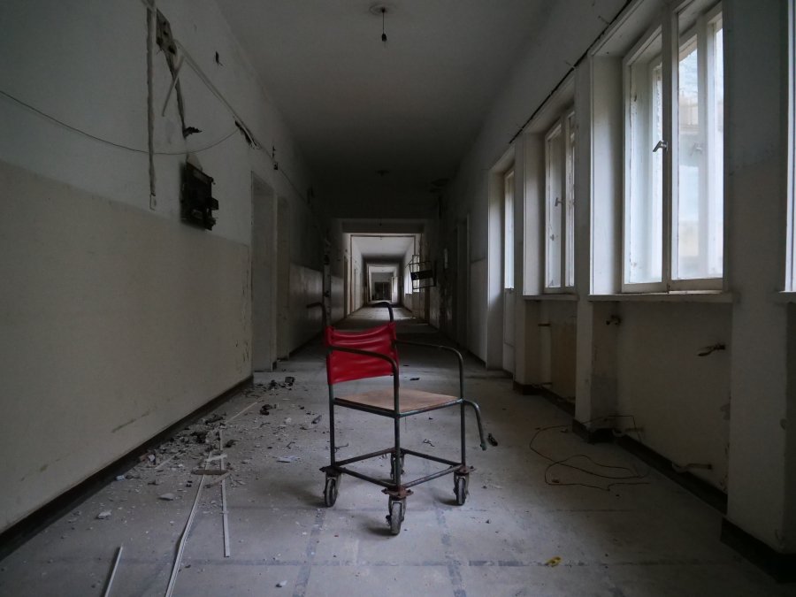 Белодробната болница в Радунци продължава да тъне в разруха, плячкосват я