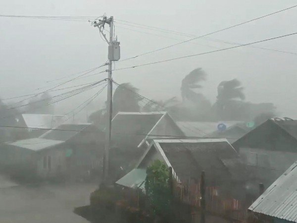 Тайфун уби 9 души във Филипините, 11 са изчезнали